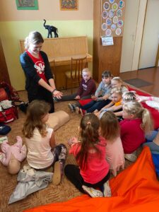 Školení první pomoci se zúčastnilo celkem 125 žáků ze základní a mateřské školy